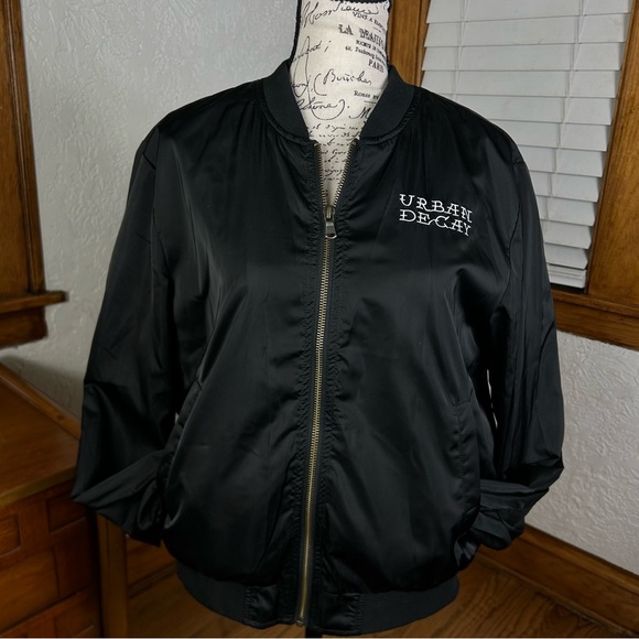 *RARE* Urban Decay Limited Edition Beauty With An Edge Bomber Jacket Size L - Picture 3 of 13
